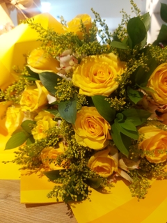 Buque de 12 Rosas Amarelas - comprar online