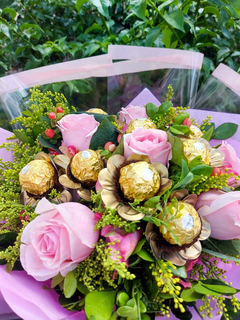 Buquê de 06 Rosas Cor de Rosa + Bombons Ferrero Rocher - comprar online