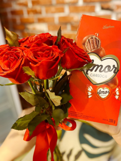 Buquê simples de 06 rosas + Chocolate Amor Carioca