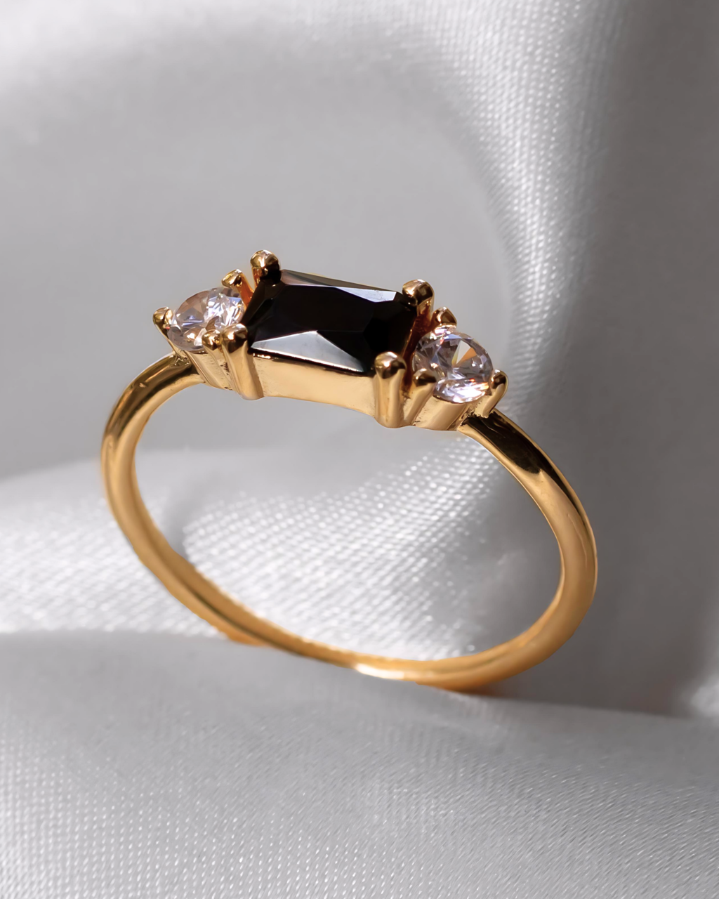 ANILLO DORADO CON PIEDRA NEGRA