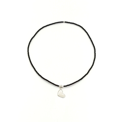 Collar Corto Mono > Mostacilla Checa Negra C/Dije Amor - comprar online