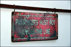 ZA-012 passengers must not cross red line - comprar online