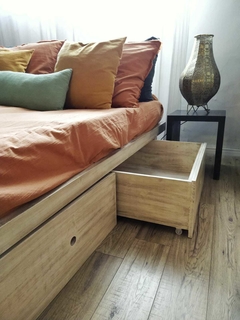 Cama Japonesa Cajonera con respaldo madera sustentable pallet reciclado - FENIX manufactura de muebles