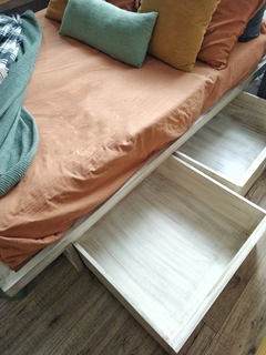 Imagen de Cama Japonesa Cajonera con respaldo madera sustentable pallet reciclado