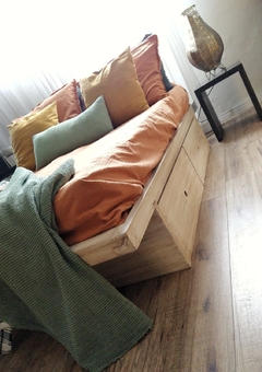 Cama Japonesa Cajonera con respaldo madera sustentable pallet reciclado - FENIX manufactura de muebles