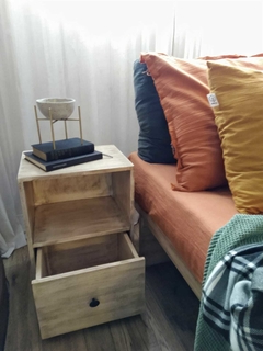 Imagen de Cama Japonesa Cajonera con respaldo madera sustentable pallet reciclado