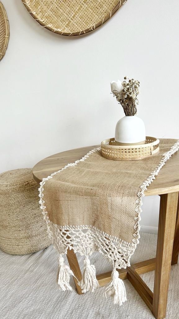 Camino de mesa hecho de arpillera o tela de saco