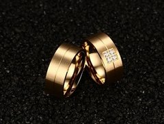 Lindo par de alianças 8mm folheadas a ouro 18K com brilhantes - comprar online