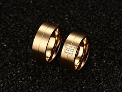 Lindo par de alianças 8mm folheadas a ouro 18K com brilhantes na internet