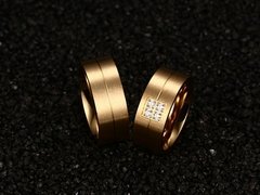 Lindo par de alianças 8mm folheadas a ouro 18K com brilhantes - Judith Jóias 