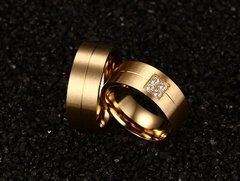 Lindo par de alianças 8mm folheadas a ouro 18K com brilhantes - loja online