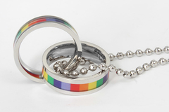 Par colar casal com pingente alianças orgulho LGBTQI+ arco íris - comprar online