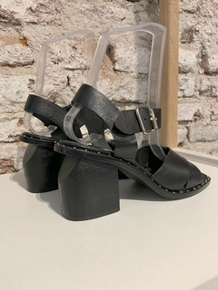 SANDALIA FLOREN NEGRO - comprar online