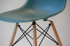 Silla Eames DSW Petróleo en internet