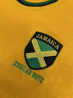 Camisa Retrô Jamaica Amarela "Reggae Boys" + Brinde Exclusivo - Autêntica Retrô 