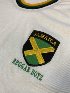 Camisa Retrô Jamaica Branca "Reggae Boys" + Brinde Exclusivo - Autêntica Retrô 