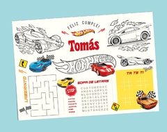 Toalha de mesa de atividades Hot Wheels personalizada com o nome , apresentando carros, labirinto e sopa de letras.