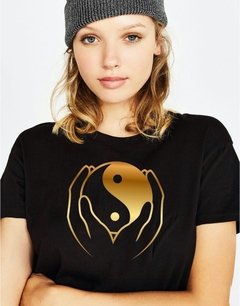 Remera “Ying & Yang” dorado