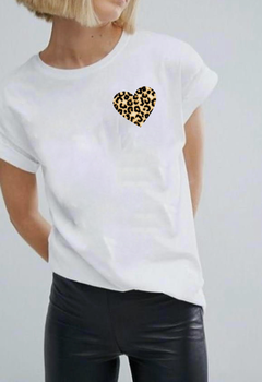 Remera “corazon animal print"