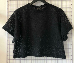 REMERA CROP ENCAJE BOLD BLACK