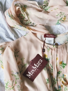 Blusa Max Mara na internet