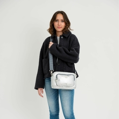 Mujer con un look actual con una Sundar Crossbody Laura Plata Metálica 