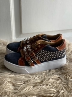Zapatillas blancas con tachas sale