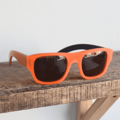 anteojos de sol de acetato color naranja fluo traslucido (frente) con patillas color naranja opaco, ambos terminación mate con lentes color gris modelo corcega pa marca Nomade