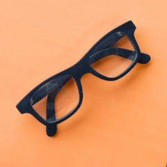 anteojos de acetato para colocar lentes de aumento modelo para niñas y niños de color negro mate y forma rectangular marca Nómade