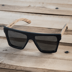 anteojos de sol de madera (patillas) y acetato negro terminacion mate (frente) estilo oversized modelo Pampa marca Nomade