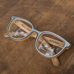 anteojos de madera (patillas) y acetato (frente) color marrón adelante naranja atras con aro de acero inoxidable de forma rectangular para lentes de aumento modelo Lombok X marca Nomade (vista de frente)