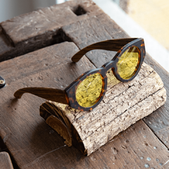 anteojos de madera (patillas) y acetato (frente) simil carey con lentes color amarillo, forma redonda, estilo oversized modelo Skorpios TINT marca Nomade
