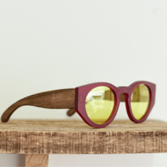 anteojos de madera (patillas) y acetato (frente) color rojo carmesí traslucido con lentes color amarillo, forma redonda, estilo oversized modelo Skorpios TINT marca Nomade