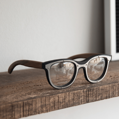 anteojos de madera (patillas) y acetato (frente) color negro con aro de acero inoxidable de forma rectangular para lentes de aumento modelo Lombok X marca Nomade 