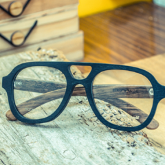 anteojos de madera (patillas) y acetato (frente) color negro  tipo aviador para lentes de aumento modelo Verona marca Nomade (vista de frente anteojo cerrado)