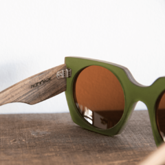 Anteojos de sol de madera (patillas) y acetato (frente) color verde estilo oversized modelo Leblon marca Nómade vista bisagras