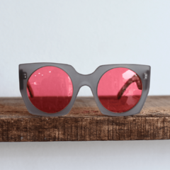 anteojos con patillas de madera y frente de acetato color gris traslucido terminacion mate con lentes color rosa estilo oversized modelo Leblon marca Nomade