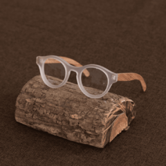 anteojos de madera (patillas) y acetato (frente) color cristal con forma redonda para colocar lentes de aumento modelo Santorini marca Nomade vista medio perfil