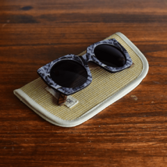 Funda para anteojos de sol hecha en sarga forrada de algodon con anteojos de sol  marca Nomade