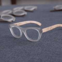 anteojos de madera (patillas) y acetato (frente) color cristal traslúcido de forma rectangular para colocar lentes de aumento modelo Paris marca Nómade ( vista lado izquierdo)