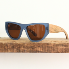 anteojos de sol de madera (patillas) y acetato color azul traslucido (frente) con lentes color marrón modelo Los Angeles marca Nómade