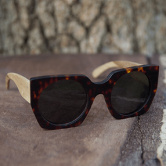 Anteojos de sol de madera (patillas) y acetato (frente) simil carey estilo oversized modelo Leblon marca Nómade vista medio perfil