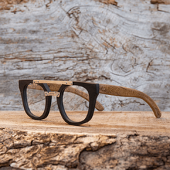 anteojos de madera (patillas), acetato (frente) color negro y puente de acero inoxidable para colocar lentes de aumento modelo Ankara marca Nómade