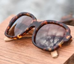 anteojos de sol de madera (patillas) y acetato (frente) con lentes polarizados modelo Capri-marca Nómade