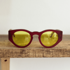 anteojos de madera (patillas) y acetato (frente) color rojo carmesí traslucido con lentes color amarillo, forma redonda, estilo oversized modelo Skorpios TINT marca Nomade vista frente