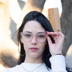 mujer luciendo anteojos de madera (patillas) y acetato (frente) para colocar lentes de aumento modelo Niza. Marca Nómade