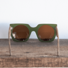 Anteojos de sol de madera (patillas) y acetato (frente) color verde estilo oversized modelo Leblon marca Nómade vista posterior