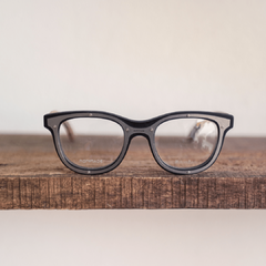 anteojos de madera (patillas) y acetato (frente) color negro con aro de acero inoxidable de forma rectangular para lentes de aumento modelo Lombok X marca Nomade (vista de frente)