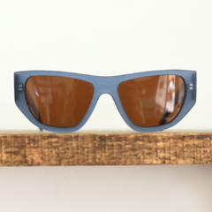 anteojos de sol de madera (patillas) y acetato color azul traslucido (frente) con lentes color marrón modelo Los Angeles marca Nómade vista frente