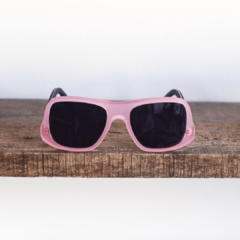 anteojos de sol estilo vintage oversized color rosa brillante traslucido (frente) y violketa oscuro (patillas) modelo vilanelle marca nomade